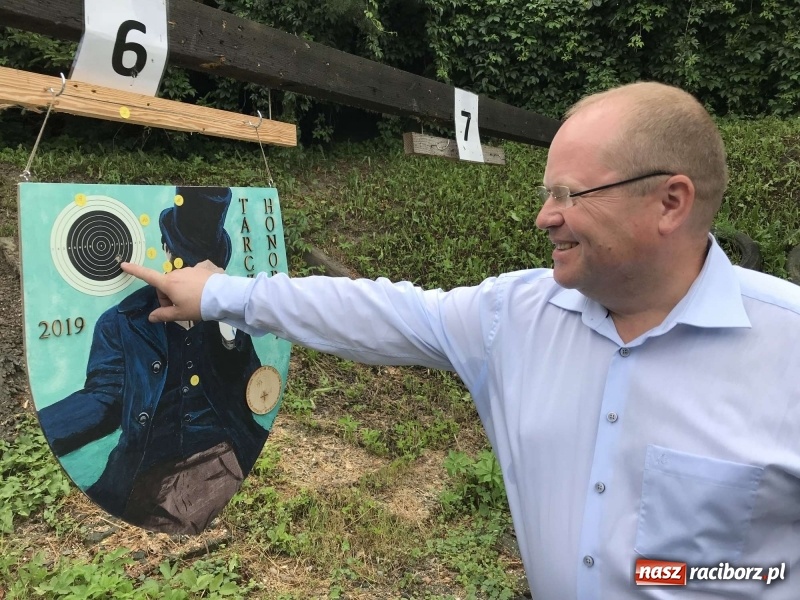 Zdjęcie w galerii na portalu naszraciborz.pl: Jest król i jest kokosza. Brackie strzelanie królewskie w Raciborzu [FOTO i WIDEO] wiadomości z regionu