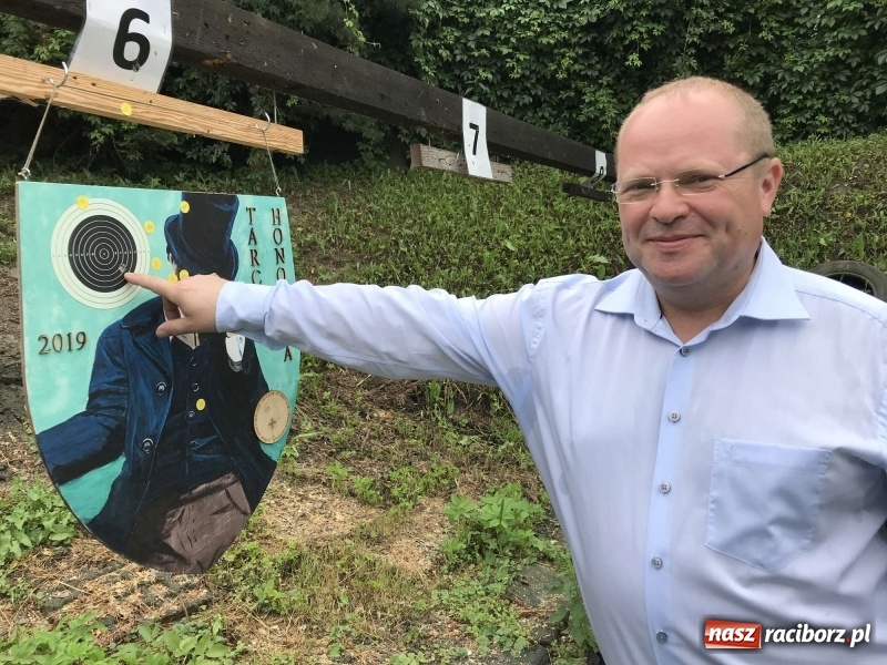 Zdjęcie w galerii na portalu naszraciborz.pl: Jest król i jest kokosza. Brackie strzelanie królewskie w Raciborzu [FOTO i WIDEO] wiadomości z regionu