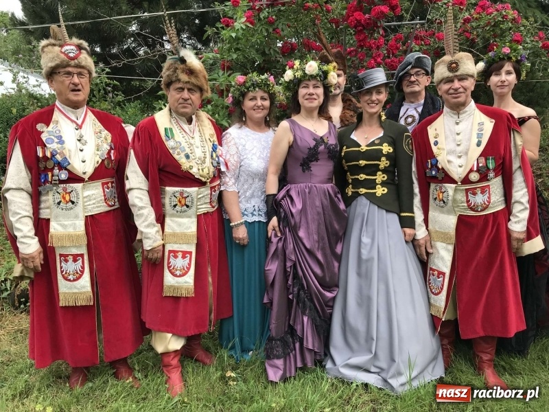 Zdjęcie w galerii na portalu naszraciborz.pl: Jest król i jest kokosza. Brackie strzelanie królewskie w Raciborzu [FOTO i WIDEO] wiadomości z regionu