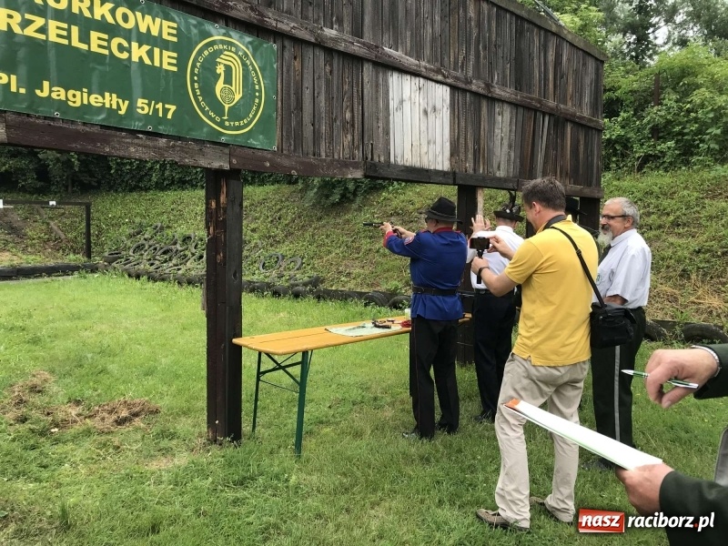 Zdjęcie w galerii na portalu naszraciborz.pl: Jest król i jest kokosza. Brackie strzelanie królewskie w Raciborzu [FOTO i WIDEO] wiadomości z regionu