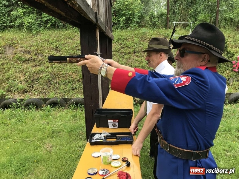 Zdjęcie w galerii na portalu naszraciborz.pl: Jest król i jest kokosza. Brackie strzelanie królewskie w Raciborzu [FOTO i WIDEO] wiadomości z regionu