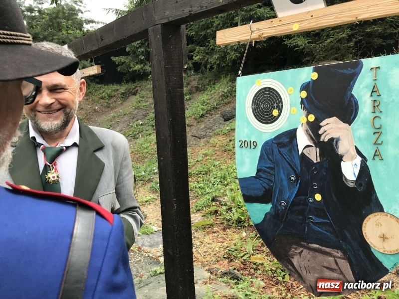 Zdjęcie w galerii na portalu naszraciborz.pl: Jest król i jest kokosza. Brackie strzelanie królewskie w Raciborzu [FOTO i WIDEO] wiadomości z regionu