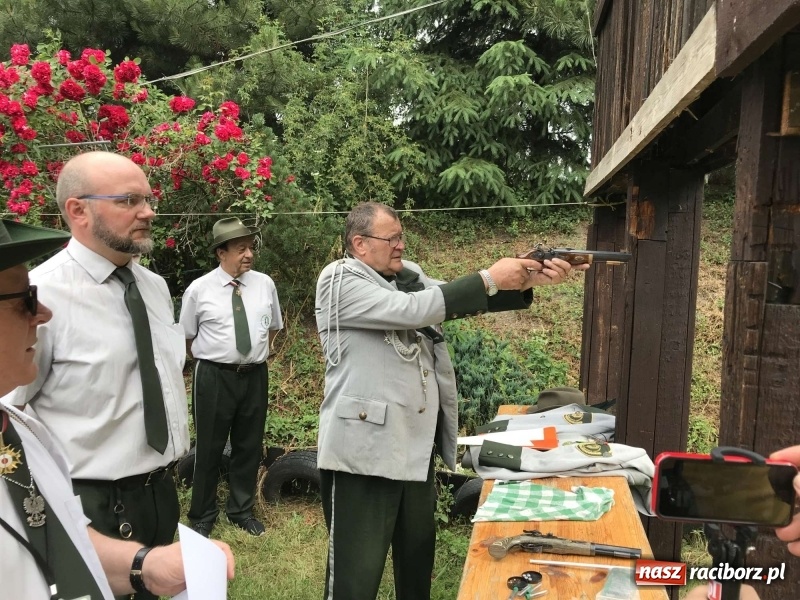 Zdjęcie w galerii na portalu naszraciborz.pl: Jest król i jest kokosza. Brackie strzelanie królewskie w Raciborzu [FOTO i WIDEO] wiadomości z regionu