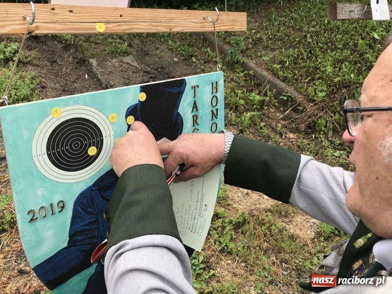 Zdjęcie w galerii na portalu naszraciborz.pl: Jest król i jest kokosza. Brackie strzelanie królewskie w Raciborzu [FOTO i WIDEO] wiadomości z regionu