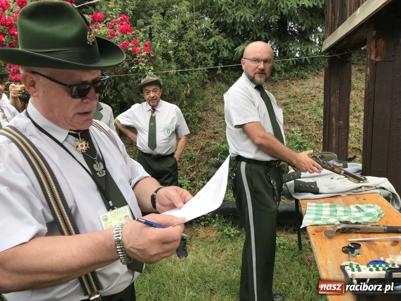 Zdjęcie w galerii na portalu naszraciborz.pl: Jest król i jest kokosza. Brackie strzelanie królewskie w Raciborzu [FOTO i WIDEO] wiadomości z regionu