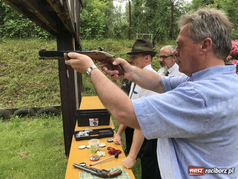 Zdjęcie w galerii na portalu naszraciborz.pl: Jest król i jest kokosza. Brackie strzelanie królewskie w Raciborzu [FOTO i WIDEO] wiadomości z regionu