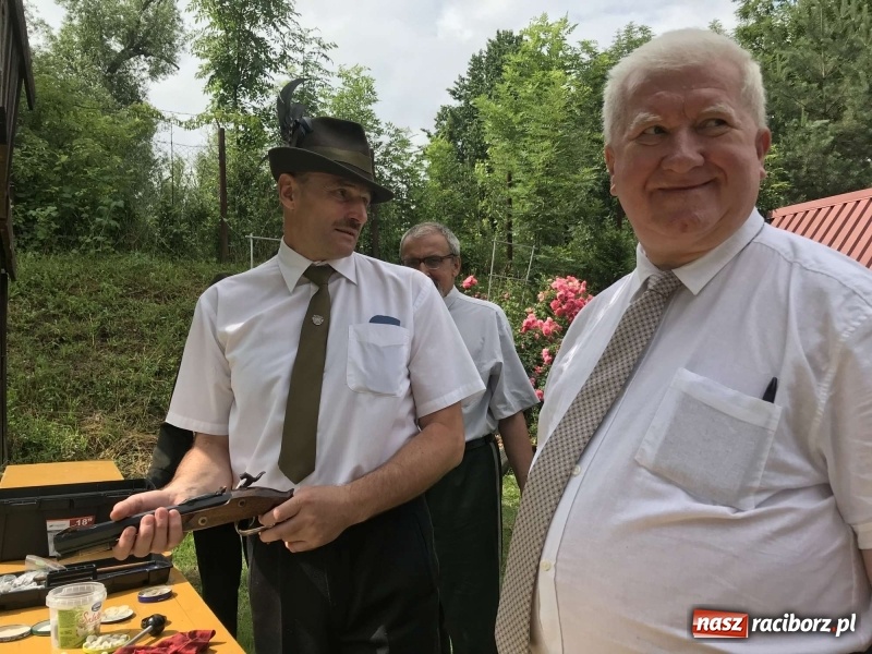 Zdjęcie w galerii na portalu naszraciborz.pl: Jest król i jest kokosza. Brackie strzelanie królewskie w Raciborzu [FOTO i WIDEO] wiadomości z regionu