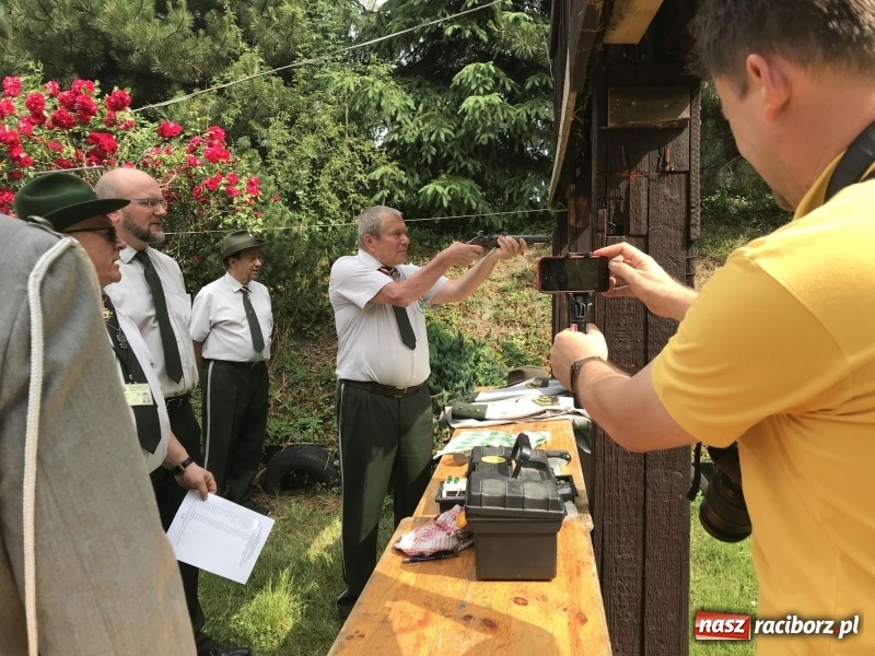 Zdjęcie w galerii na portalu naszraciborz.pl: Jest król i jest kokosza. Brackie strzelanie królewskie w Raciborzu [FOTO i WIDEO] wiadomości z regionu