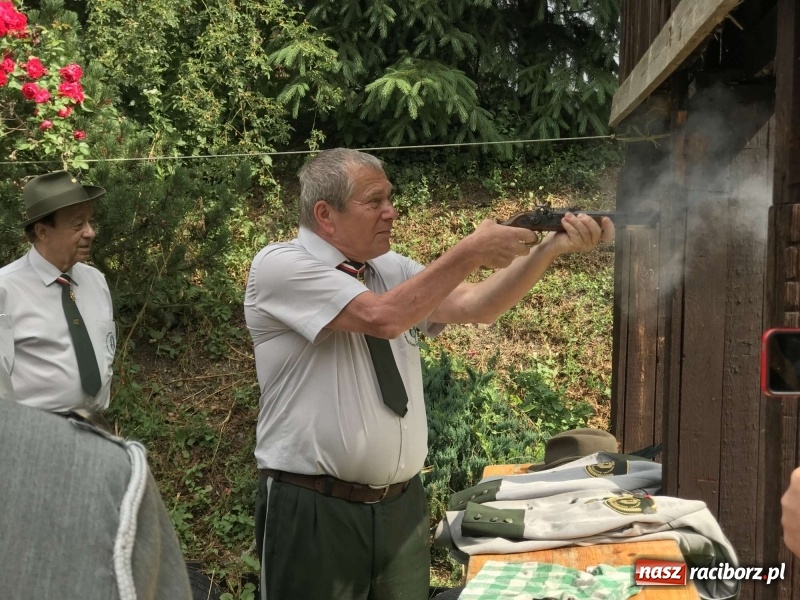 Zdjęcie w galerii na portalu naszraciborz.pl: Jest król i jest kokosza. Brackie strzelanie królewskie w Raciborzu [FOTO i WIDEO] wiadomości z regionu