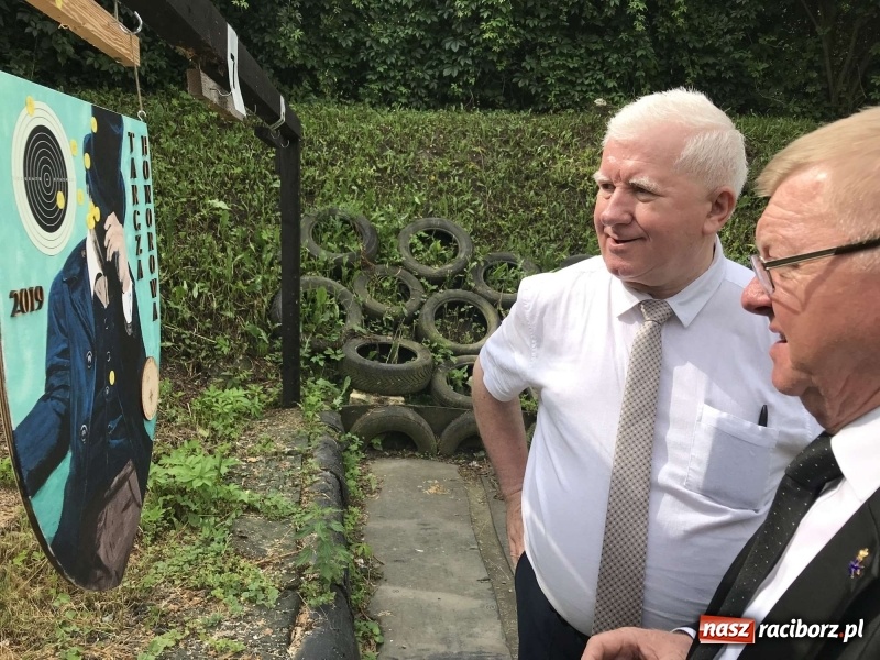 Zdjęcie w galerii na portalu naszraciborz.pl: Jest król i jest kokosza. Brackie strzelanie królewskie w Raciborzu [FOTO i WIDEO] wiadomości z regionu