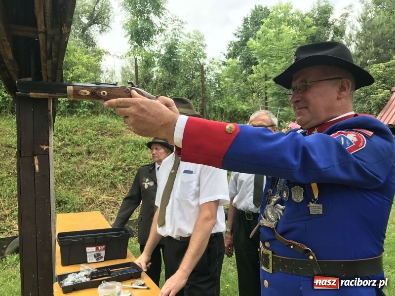 Zdjęcie w galerii na portalu naszraciborz.pl: Jest król i jest kokosza. Brackie strzelanie królewskie w Raciborzu [FOTO i WIDEO] wiadomości z regionu