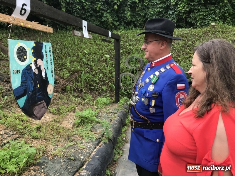 Zdjęcie w galerii na portalu naszraciborz.pl: Jest król i jest kokosza. Brackie strzelanie królewskie w Raciborzu [FOTO i WIDEO] wiadomości z regionu