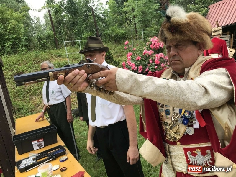 Zdjęcie w galerii na portalu naszraciborz.pl: Jest król i jest kokosza. Brackie strzelanie królewskie w Raciborzu [FOTO i WIDEO] wiadomości z regionu