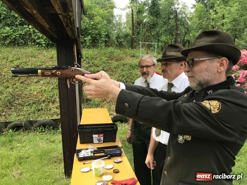 Zdjęcie w galerii na portalu naszraciborz.pl: Jest król i jest kokosza. Brackie strzelanie królewskie w Raciborzu [FOTO i WIDEO] wiadomości z regionu