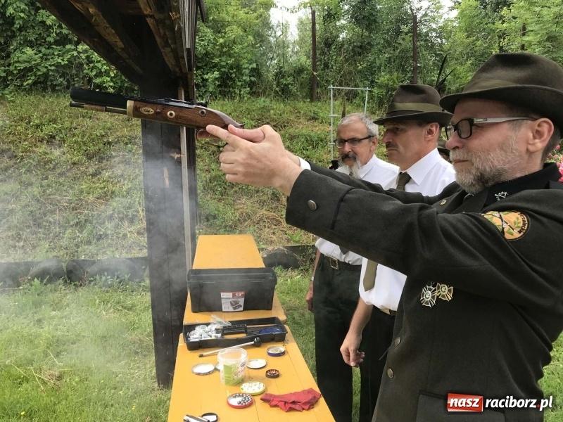 Zdjęcie w galerii na portalu naszraciborz.pl: Jest król i jest kokosza. Brackie strzelanie królewskie w Raciborzu [FOTO i WIDEO] wiadomości z regionu