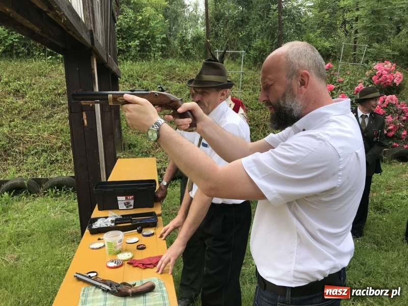 Zdjęcie w galerii na portalu naszraciborz.pl: Jest król i jest kokosza. Brackie strzelanie królewskie w Raciborzu [FOTO i WIDEO] wiadomości z regionu