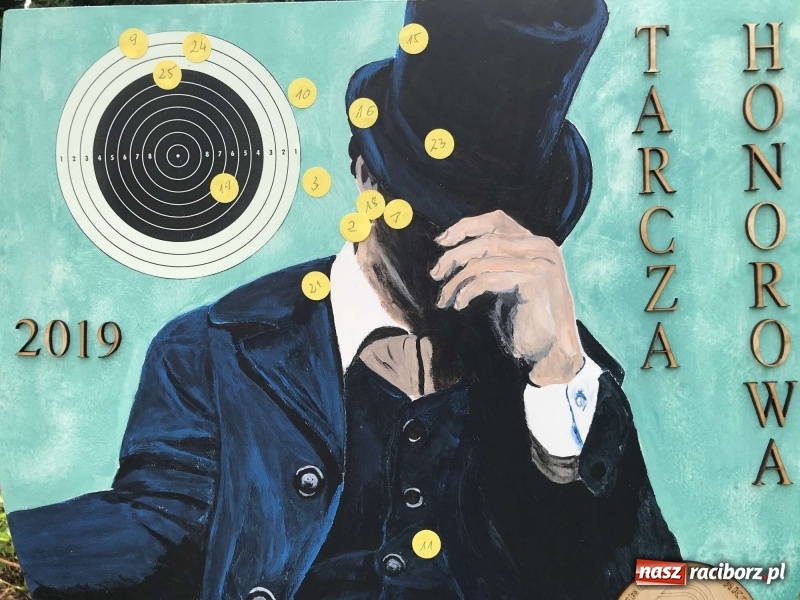 Zdjęcie w galerii na portalu naszraciborz.pl: Jest król i jest kokosza. Brackie strzelanie królewskie w Raciborzu [FOTO i WIDEO] wiadomości z regionu