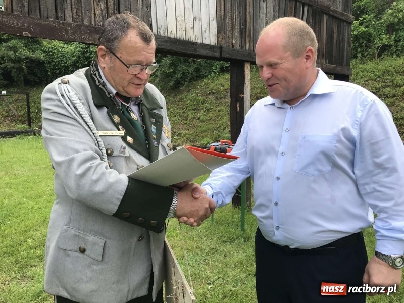 Zdjęcie w galerii na portalu naszraciborz.pl: Jest król i jest kokosza. Brackie strzelanie królewskie w Raciborzu [FOTO i WIDEO] wiadomości z regionu