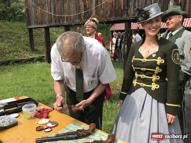 Zdjęcie w galerii na portalu naszraciborz.pl: Jest król i jest kokosza. Brackie strzelanie królewskie w Raciborzu [FOTO i WIDEO] wiadomości z regionu