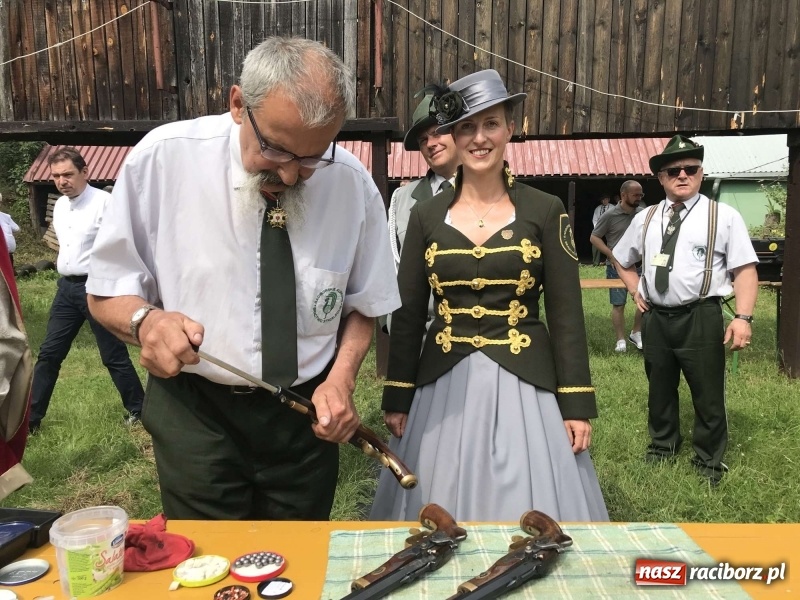 Zdjęcie w galerii na portalu naszraciborz.pl: Jest król i jest kokosza. Brackie strzelanie królewskie w Raciborzu [FOTO i WIDEO] wiadomości z regionu