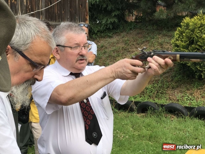 Zdjęcie w galerii na portalu naszraciborz.pl: Jest król i jest kokosza. Brackie strzelanie królewskie w Raciborzu [FOTO i WIDEO] wiadomości z regionu