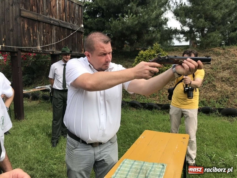 Zdjęcie w galerii na portalu naszraciborz.pl: Jest król i jest kokosza. Brackie strzelanie królewskie w Raciborzu [FOTO i WIDEO] wiadomości z regionu
