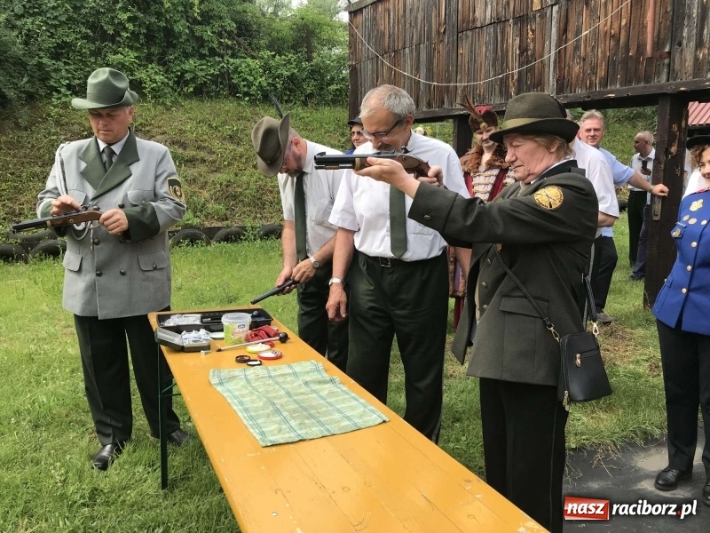 Zdjęcie w galerii na portalu naszraciborz.pl: Jest król i jest kokosza. Brackie strzelanie królewskie w Raciborzu [FOTO i WIDEO] wiadomości z regionu