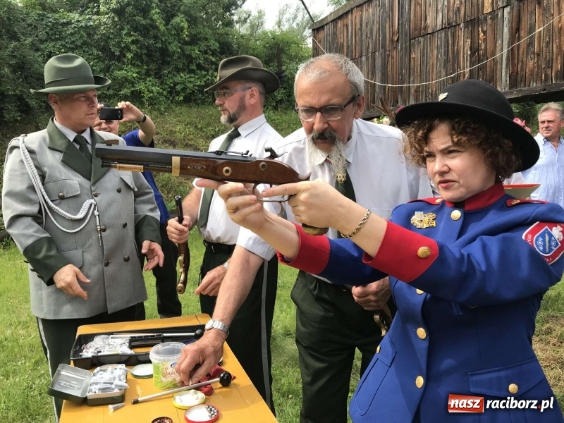 Zdjęcie w galerii na portalu naszraciborz.pl: Jest król i jest kokosza. Brackie strzelanie królewskie w Raciborzu [FOTO i WIDEO] wiadomości z regionu