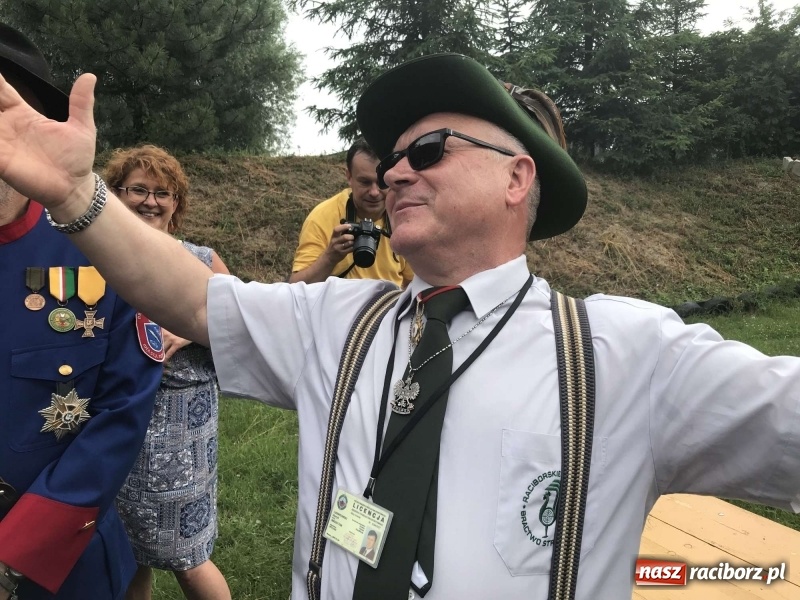 Zdjęcie w galerii na portalu naszraciborz.pl: Jest król i jest kokosza. Brackie strzelanie królewskie w Raciborzu [FOTO i WIDEO] wiadomości z regionu