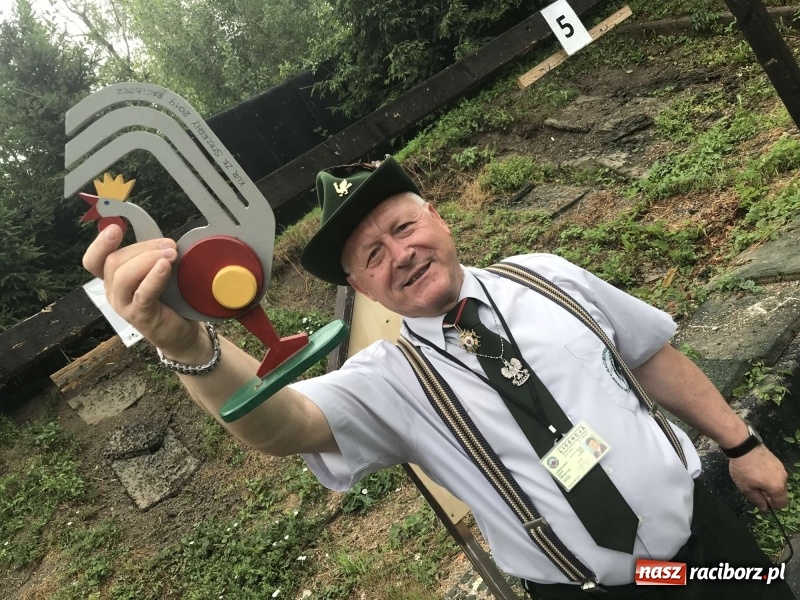 Zdjęcie w galerii na portalu naszraciborz.pl: Jest król i jest kokosza. Brackie strzelanie królewskie w Raciborzu [FOTO i WIDEO] wiadomości z regionu