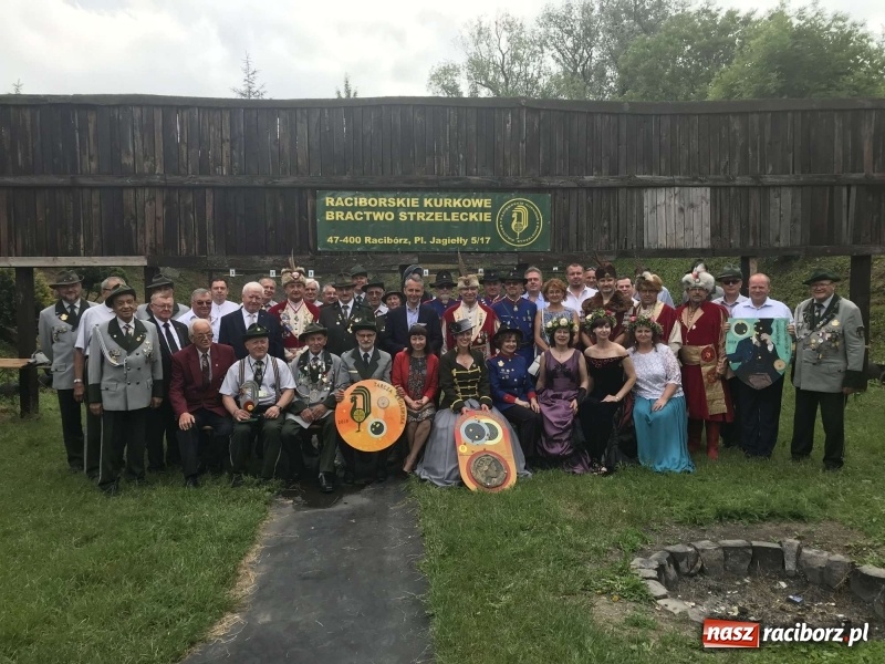 Zdjęcie w galerii na portalu naszraciborz.pl: Jest król i jest kokosza. Brackie strzelanie królewskie w Raciborzu [FOTO i WIDEO] wiadomości z regionu