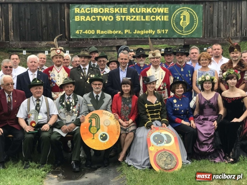 Zdjęcie w galerii na portalu naszraciborz.pl: Jest król i jest kokosza. Brackie strzelanie królewskie w Raciborzu [FOTO i WIDEO] wiadomości z regionu
