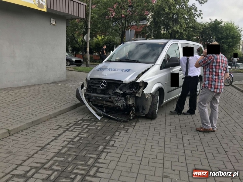 Zdjęcie w galerii na portalu naszraciborz.pl: Karawan wjechał w alfę romeo na Ocickiej [FOTO] wiadomości z regionu