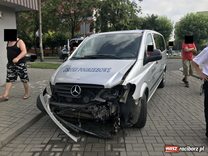 Zdjęcie w galerii na portalu naszraciborz.pl: Karawan wjechał w alfę romeo na Ocickiej [FOTO] wiadomości z regionu