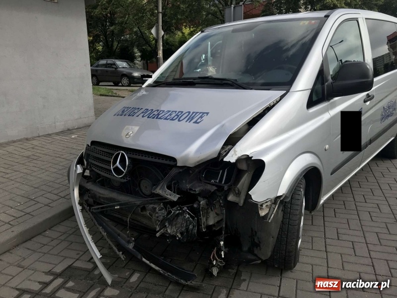 Zdjęcie w galerii na portalu naszraciborz.pl: Karawan wjechał w alfę romeo na Ocickiej [FOTO] wiadomości z regionu