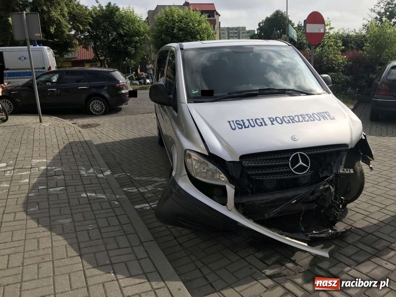 Zdjęcie w galerii na portalu naszraciborz.pl: Karawan wjechał w alfę romeo na Ocickiej [FOTO] wiadomości z regionu