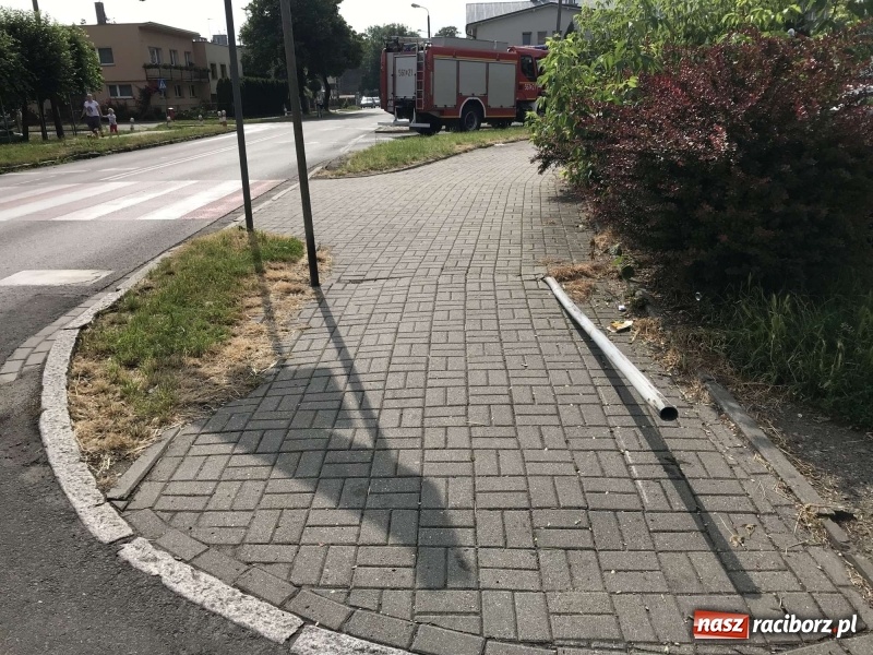 Zdjęcie w galerii na portalu naszraciborz.pl: Karawan wjechał w alfę romeo na Ocickiej [FOTO] wiadomości z regionu