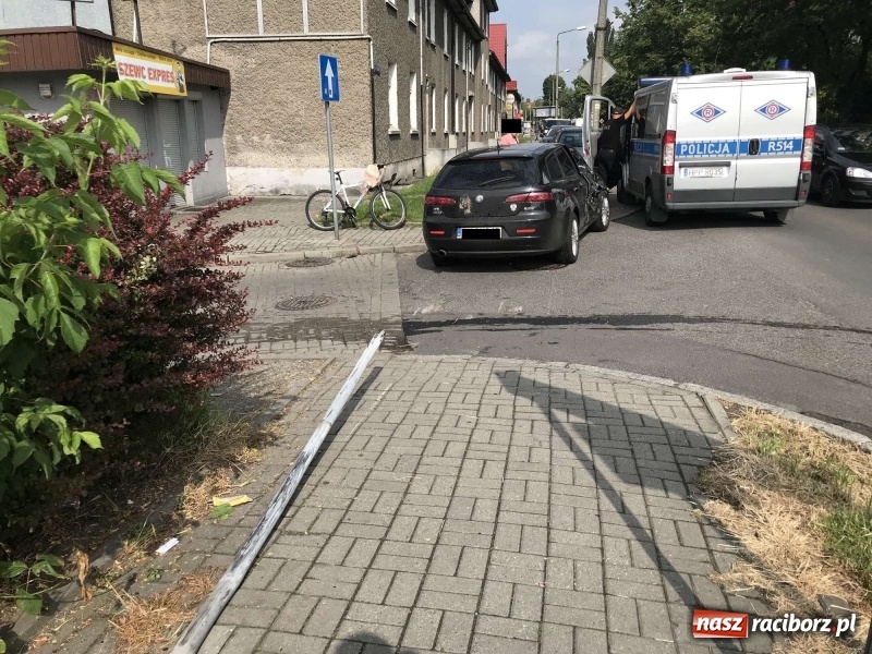 Zdjęcie w galerii na portalu naszraciborz.pl: Karawan wjechał w alfę romeo na Ocickiej [FOTO] wiadomości z regionu