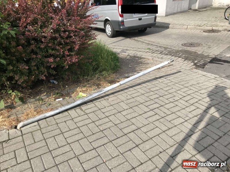 Zdjęcie w galerii na portalu naszraciborz.pl: Karawan wjechał w alfę romeo na Ocickiej [FOTO] wiadomości z regionu