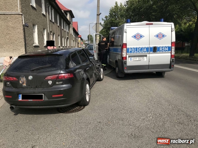 Zdjęcie w galerii na portalu naszraciborz.pl: Karawan wjechał w alfę romeo na Ocickiej [FOTO] wiadomości z regionu