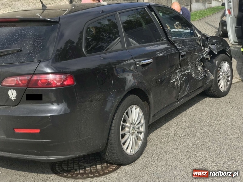 Zdjęcie w galerii na portalu naszraciborz.pl: Karawan wjechał w alfę romeo na Ocickiej [FOTO] wiadomości z regionu