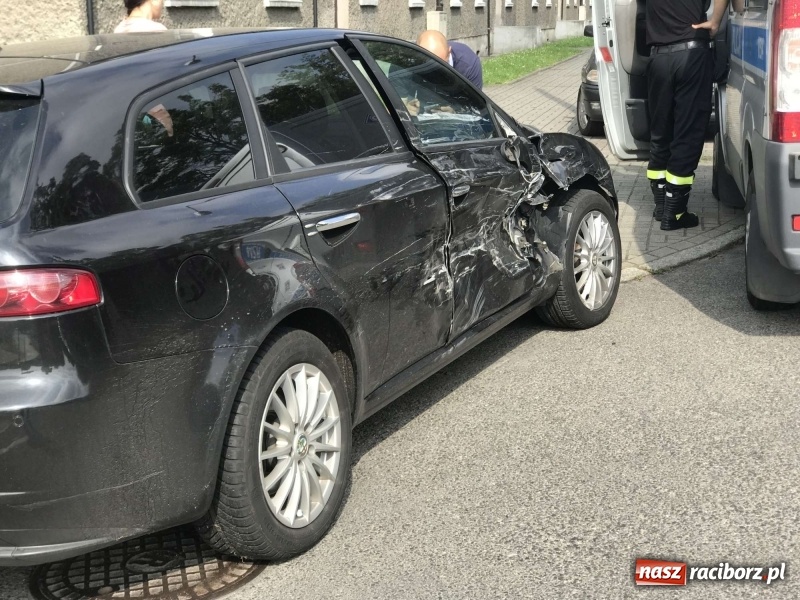 Zdjęcie w galerii na portalu naszraciborz.pl: Karawan wjechał w alfę romeo na Ocickiej [FOTO] wiadomości z regionu