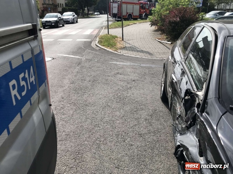 Zdjęcie w galerii na portalu naszraciborz.pl: Karawan wjechał w alfę romeo na Ocickiej [FOTO] wiadomości z regionu