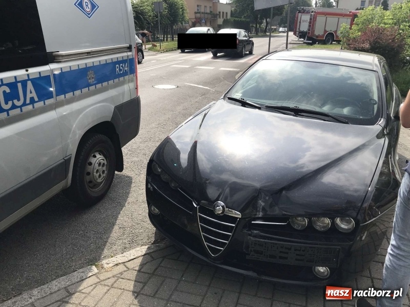 Zdjęcie w galerii na portalu naszraciborz.pl: Karawan wjechał w alfę romeo na Ocickiej [FOTO] wiadomości z regionu