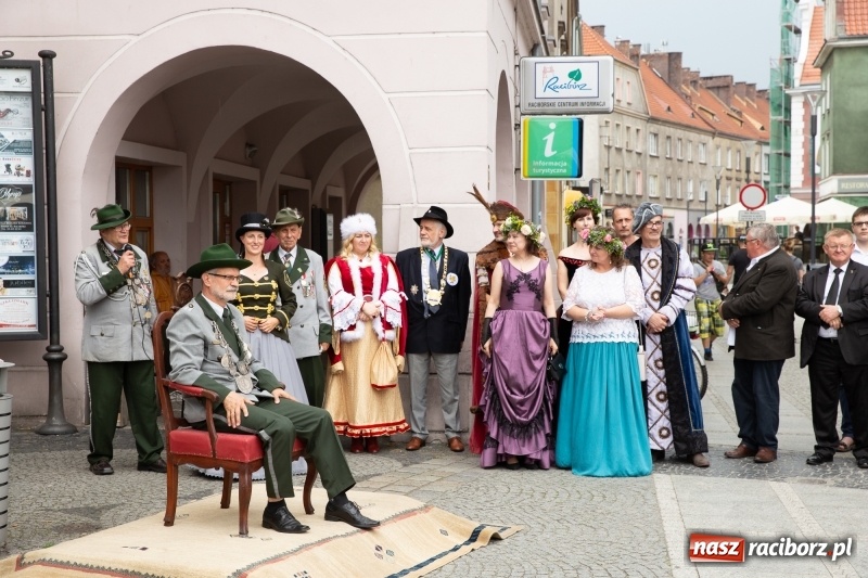 Zdjęcie w galerii na portalu naszraciborz.pl: Nowy raciborski król kurkowy zasiadł na tronie [FOTO i WIDEO] wiadomości z regionu