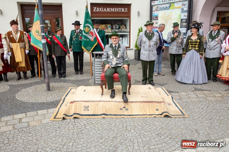 Zdjęcie w galerii na portalu naszraciborz.pl: Nowy raciborski król kurkowy zasiadł na tronie [FOTO i WIDEO] wiadomości z regionu