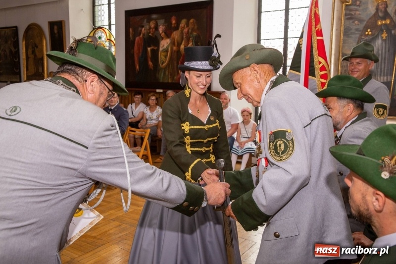 Zdjęcie w galerii na portalu naszraciborz.pl: Nowy raciborski król kurkowy zasiadł na tronie [FOTO i WIDEO] wiadomości z regionu