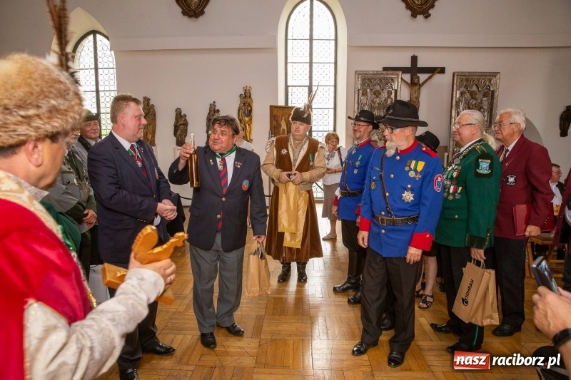 Zdjęcie w galerii na portalu naszraciborz.pl: Nowy raciborski król kurkowy zasiadł na tronie [FOTO i WIDEO] wiadomości z regionu