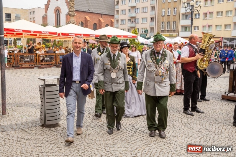 Zdjęcie w galerii na portalu naszraciborz.pl: Nowy raciborski król kurkowy zasiadł na tronie [FOTO i WIDEO] wiadomości z regionu