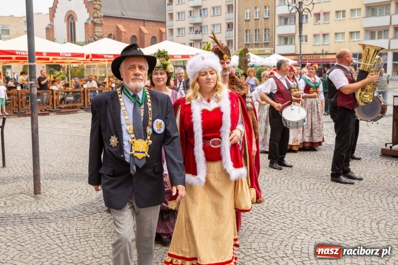 Zdjęcie w galerii na portalu naszraciborz.pl: Nowy raciborski król kurkowy zasiadł na tronie [FOTO i WIDEO] wiadomości z regionu